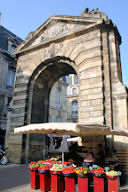 Stand de fruits et légumes au pied de  la porte Dijeaux | Photo 33-bordeaux.com