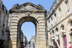 Bordeaux la Porte Dijeaux vue depuis la rue du même nom | Photo 33-bordeaux.com