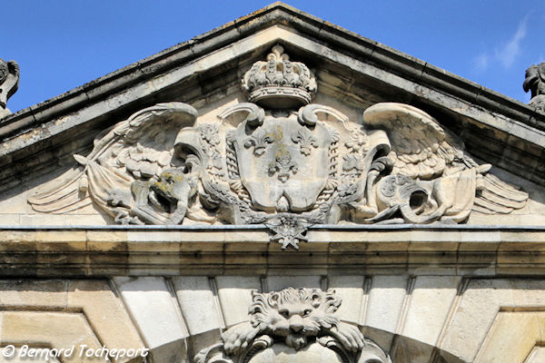 Bordeaux symboles royaux et tête animale sur la Porte Dijeaux | Photo Bernard Tocheport