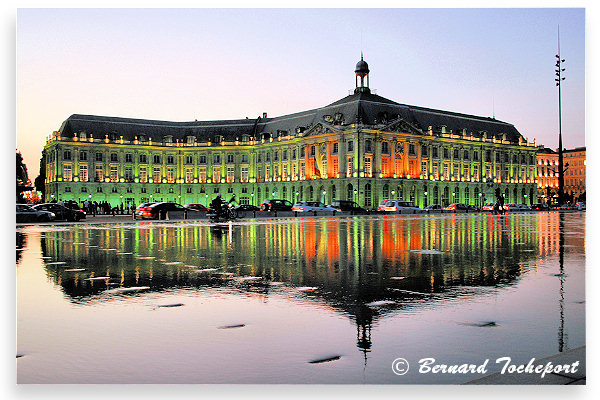 Allumage de l'éclairage de la bourse et miroir d'eau | Photo 33-bordeaux.com