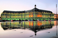 Illumination multicolore de la façade des quais  -  photo 33-bordeaux.com
