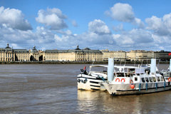 Bordeaux rive droite : bateaux à quais et vue sur la façade de la bourse