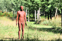 Sculpture d'Antony Gormley sur les quais de Bordeaux face à Darwin | 33-bordeaux.com