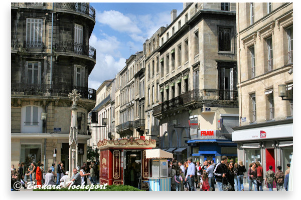 Bordeaux la rue Sainte Catherine depuis la place Saint Projet | Photo 33-bordeaux.com