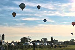 Montgolfiades de Saint Emilion : public nombreux pour le décollage des montgolfières