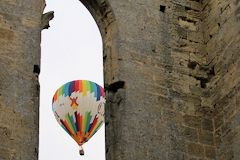Passage d'une montgolfière à Saint Emilion