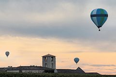 Vol de montgolfières au soleil couchant  à Saint Emilion