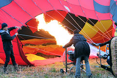 Saint Emilion bruleur allumé au moment du gonflage d'une montgolfière | Photo 33-bordeaux.com