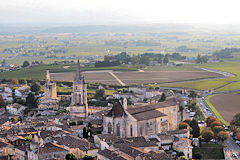 Vue aérienne de Saint Emilion depuis la nacelle d'une montgolfière  | Photo 33-bordeaux.com