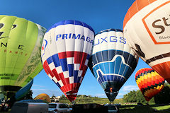 Cinq montgolfières prêtes à décoller sur un terrain à Saint Emilion | Photo 33-bordeaux.com