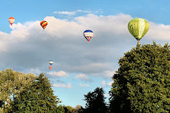 6 montgolfières dans le ciel de Saint Emilion | Photo 33-bordeaux.com