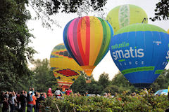 2016 le public assiste au décollage des montgolfières à Saint Emilion | Photo 33-bordeaux.com