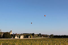Saint Emilion décollage de montgolfières devant la Tour du Roy