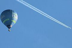 Saint Emilion : montgolfière survolée par un avion