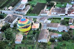 Saint Emilion une montgolfière survolant une autre montgolfière