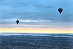 2 montgolfières en vol au dessus de l'horizon