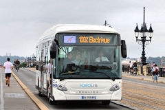 Bordeaux Keolis Heuliez Bus électrique circulant sur le pont de pierre | photo Bernard Tocheport