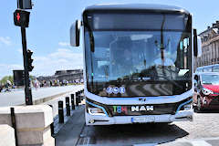 Bordeaux Bus électrique MAN City 12 E devant le miroir d'eau | photo Bernard Tochaport