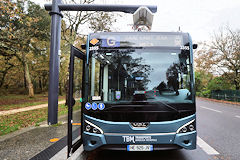 Saint Aubin de Villepreux charge d'un bus électrique VDL CITEA | Photo Bernard Tocheport