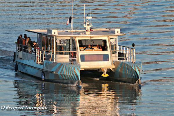 Batcub bateau bus sur la Garonne à Bordeaux : 33-bordeaux.com