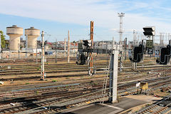 Gare Saint Jean voies de chemin de fer et 2 châteaux d'eau | photo 33-bordeaux.com
