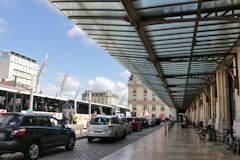 Taxis et autobus en attente devant la marquise Gare Saint Jean Bordeaux | photo 33-bordeaux.com