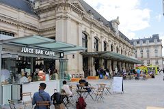Commerces sur le parvis de la Gare  Bordeaux Saint Jean | photo 33-bordeaux.com