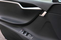 Intérieur de porte et boutons de commandes TESLA Model S | photo 33-bordeaux.com