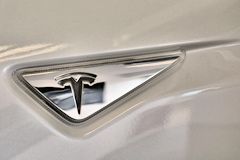Logo TESLA Model S automobile électrique | photo 33-bordeaux.com