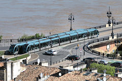 Croisement de 2 trams sur le pont de pierre -  photo 33-bordeaux.com