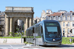 Tram de Bordeaux ligne A devant la porte de Bourgogne -  photo 33-bordeaux.com