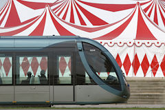 Tramway de Bordeaux devant le chapiteau d'un cirque  -  photo 33-bordeaux.com