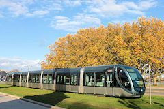 Tramway de Bordeaux circualant sur les quais -  photo 33-bordeaux.com