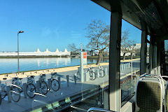 Station de vélos, lac et parc des expositions depuis l'intérieur du tram  -  photo 33-bordeaux.com