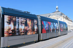 Tram de Bordeaux décoré avec des oeuvres d'art  -  photo 33-bordeaux.com