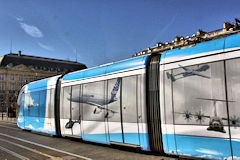 Tram de Bordeaux décoré avec Airbus A380 et avion militaire A400M -  photo 33-bordeaux.com