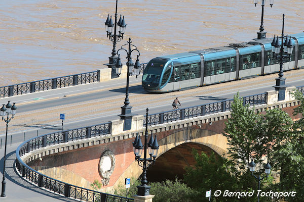 Tram de Bordeaux : ligne A sur le pont de pierre | Photo Bernard Tocheport