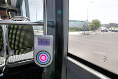 Bordeaux valideur de titres de transport dans une rame de tram | Photo Bernard Tocheport