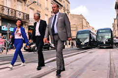 Elus précédent le passage des 2 premières rames Ligne D tram de Bordeaux | Photo Bernard Tocheport