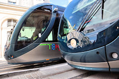 Les 2 premières rames du Tram D circulant rue Fondaudège | Photo Bernard Tocheport