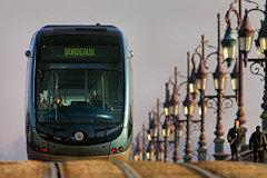 Tramway sur le pont de pierre destination Bordeaux -  photo 33-bordeaux.com