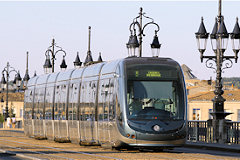 Tramway de Bordeaux sur le pont de pierre -  photo 33-bordeaux.com
