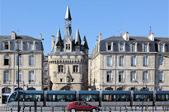 Tramway de Bordeauxdevant la porte Cailhau -  photo 33-bordeaux.com