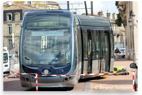 Bordeaux rame de tramway ayant déraillé devant la gare Saint Jean | Photo Bernard Tocheport