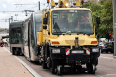 Camion Unimog remettant le tram sur ses rails -  photo 33-bordeaux.com