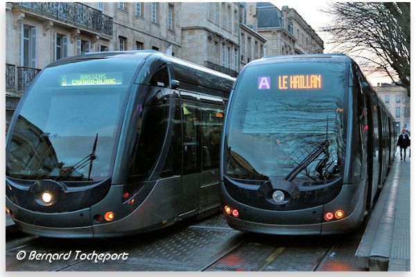 Bordeaux 2 rames du tram A place Pey Berland | Photo Bernard Tocheport