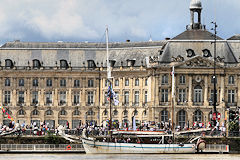 Arawak Ketch aurique devant les façades de la Bourse à Bordeaux | Photo Bernard Tocheport