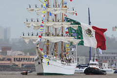Le Cuauhtemoc à Bordeaux avec marins sur les vergues et drapeau Mexicain au vent | Photo Bernard Tocheport
