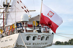 Poupe du Dar Mlodziezy et drapeau polonais à Bordeaux | Photo Bernard Tocheport