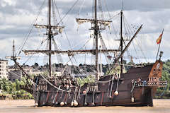 Le voilier El Galéon navigue sur la Garonne à Bordeaux | Photo Bernard Tocheport